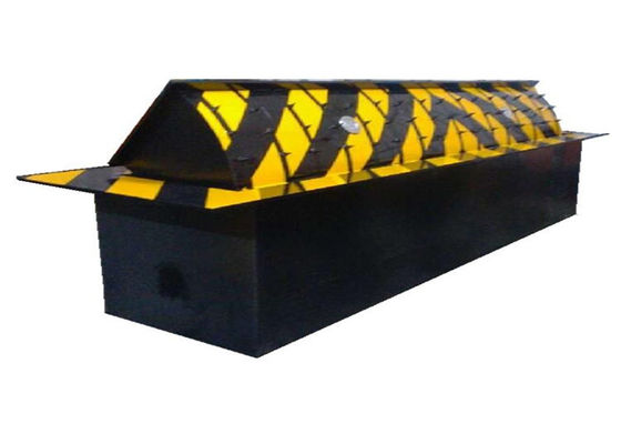 Khách hàng Hydraulic Road Blocker với 3s Rising Time 70T Loading Capacity và PLC Control để quản lý giao thông